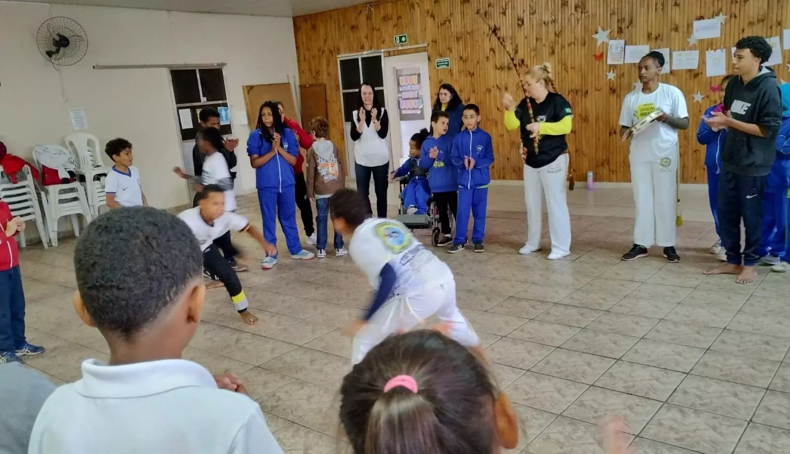 Aulão de capoeira promove inclusão social na APAE de Santos Dumont